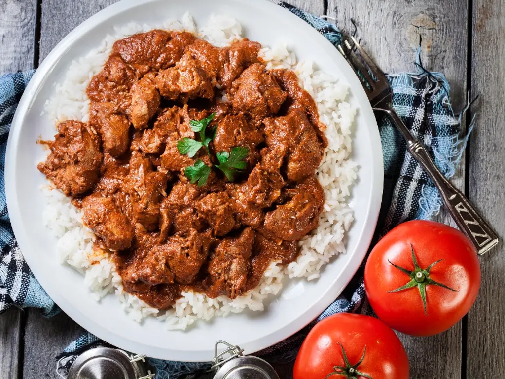 A plate of chicken tikka masala