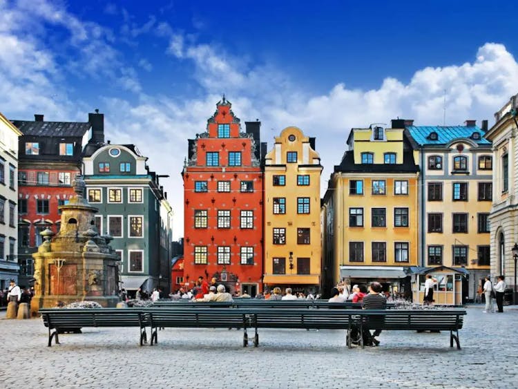 10 Flight Booking Hacks to Score Cheap Flights and Travel for Less
