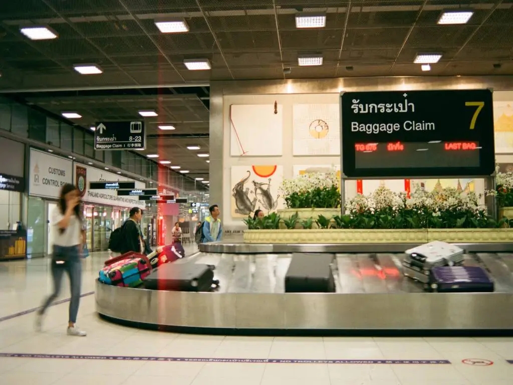 airport baggage carousel
